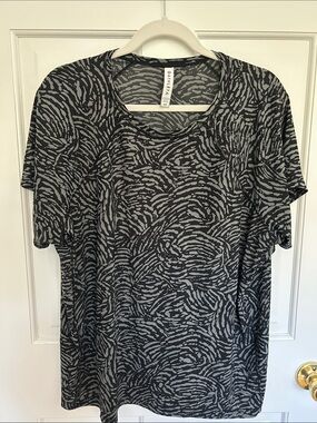 Athleta Black and Gray Abstract Zebra-Print Short Sleeve Tee